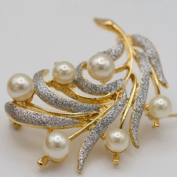 Vintage unmarked Faux Pearl and goldtone Rhinestone Pin Brooch BEAUTIFUL - Picture 3 of 14